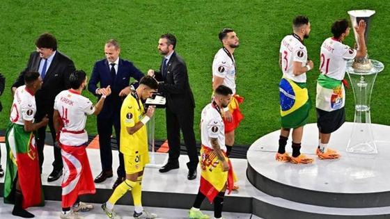 Bandera extremeña en el triunfo de Óliver Torres con el Sevilla en la Europa League