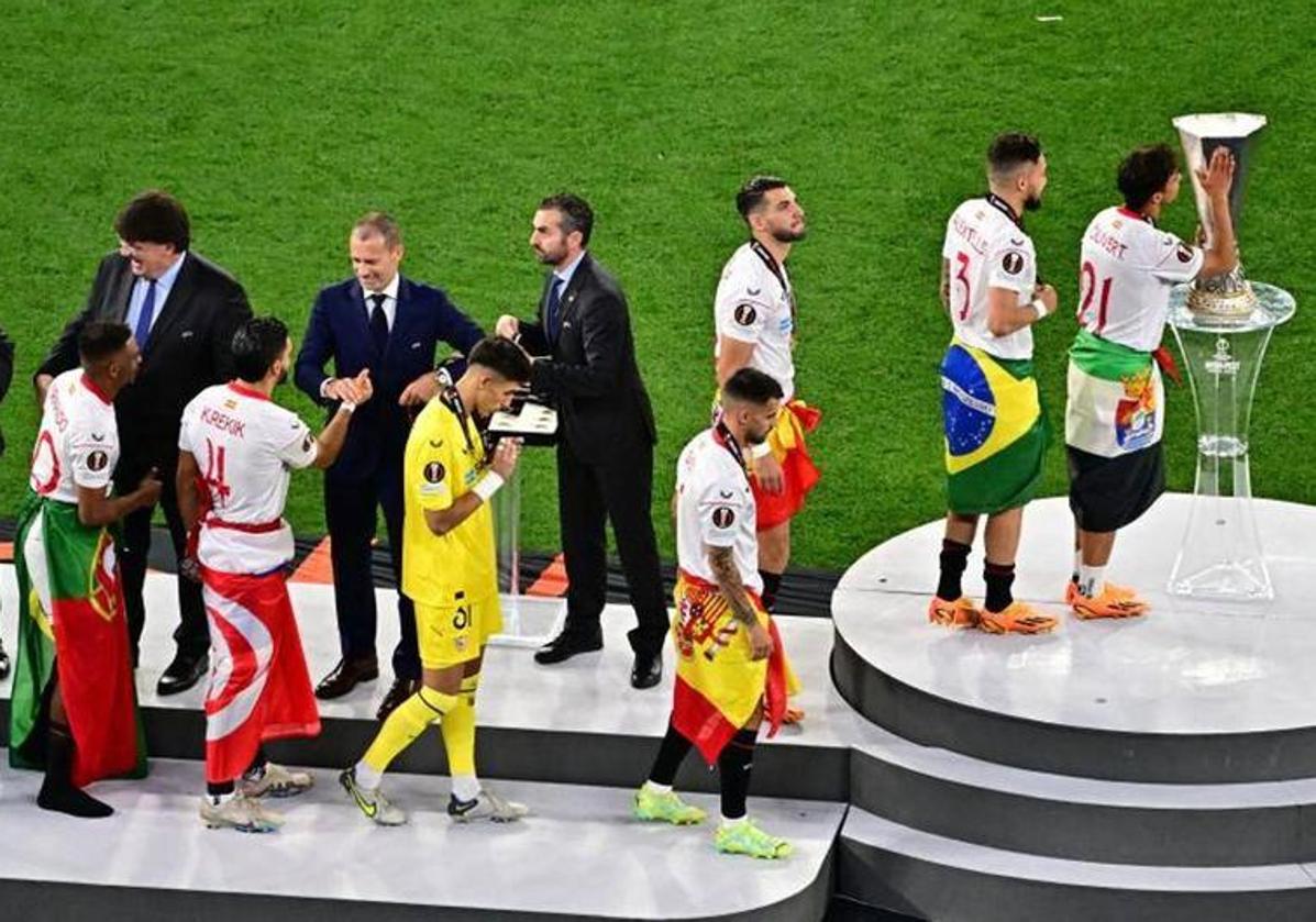 El mediapunta moralo acaricia la copa de la Europa League en el Puskas Arena de Budapest