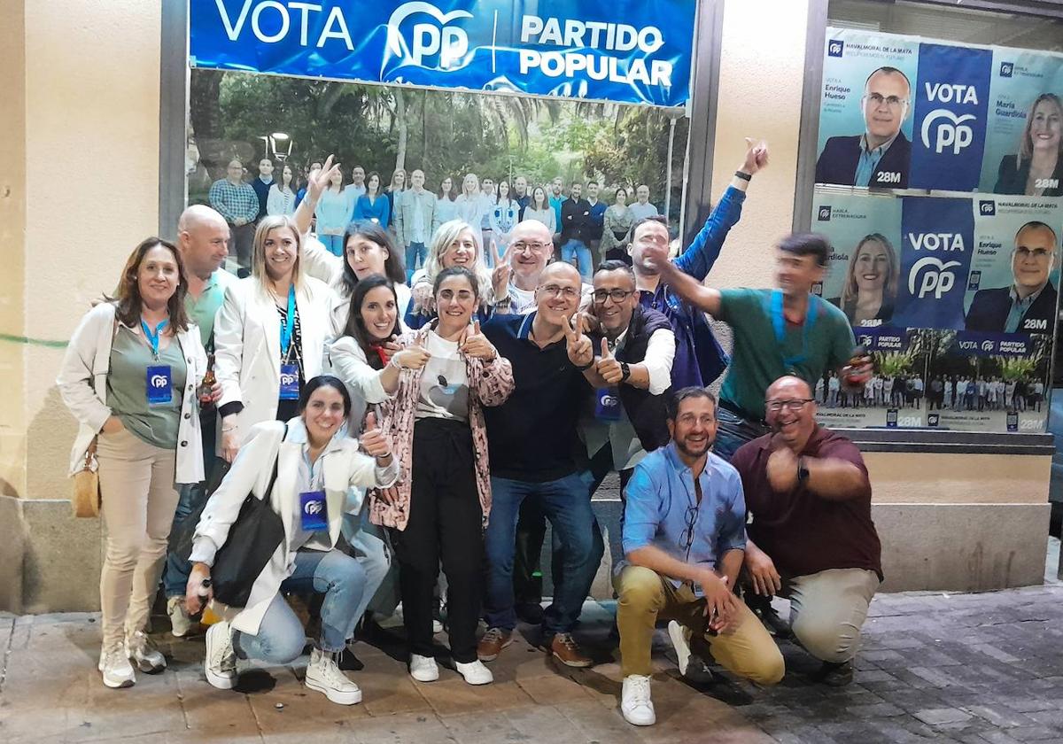 Celebración el 28-M ante la sede electoral del PP