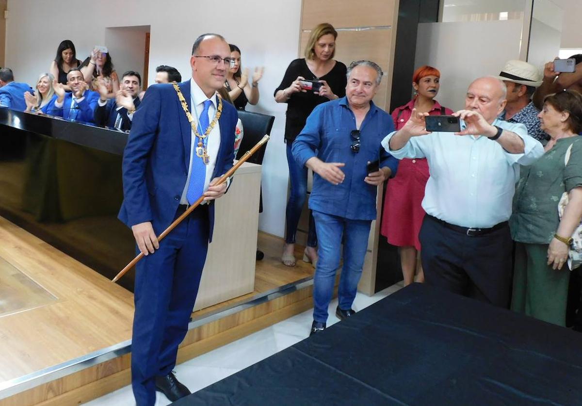 Enrique Hueso tras recibir el bastón de mando municipal