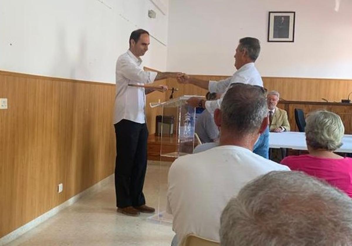 Jaime Pardo recibiendo el bastón de mando municipal