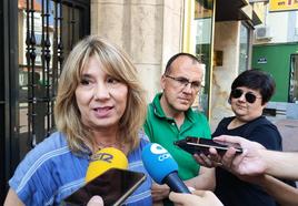 Enrique Hueso con Cristina Teniente a las puertas de la sede local del PP