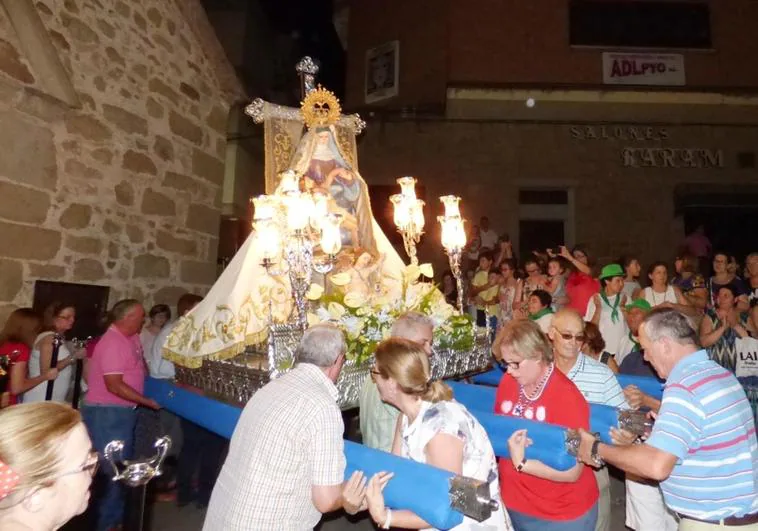 Salida de la imagen de la ermita