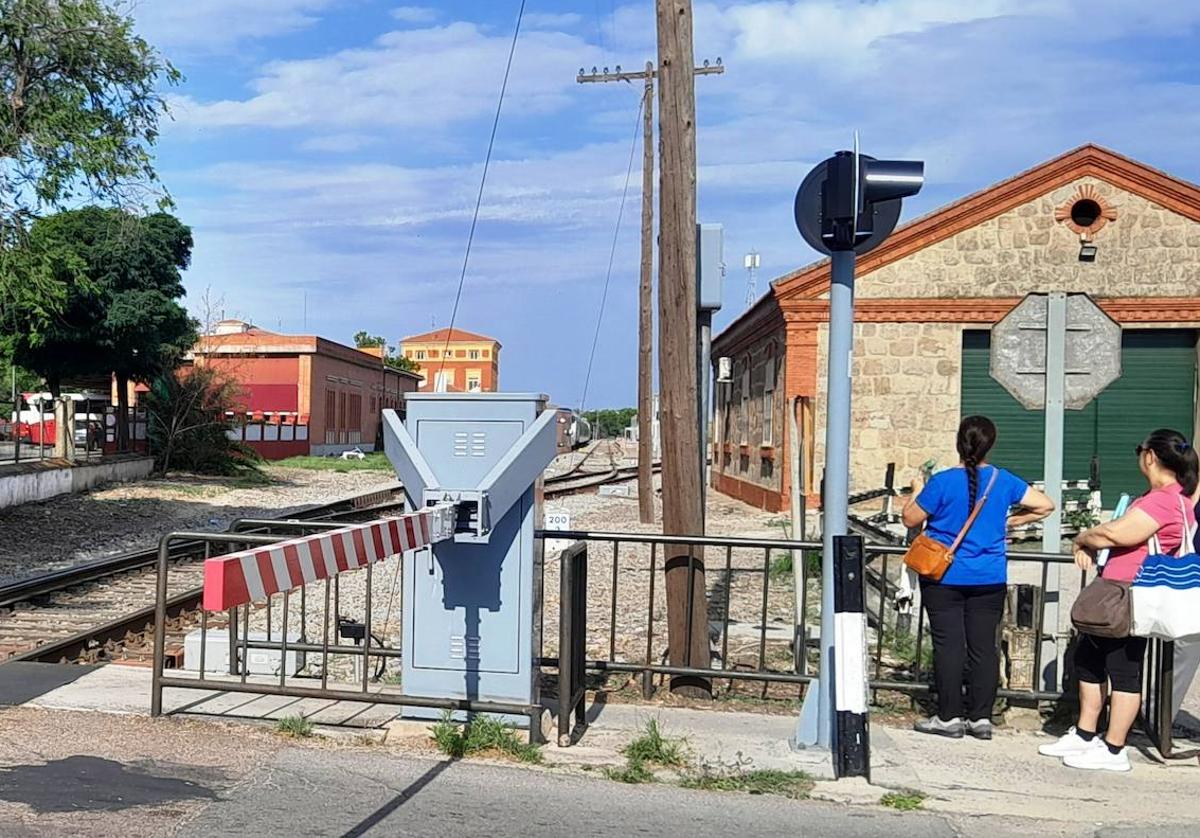 Paso a nivel de Pablo Luengo con la estación al fondo