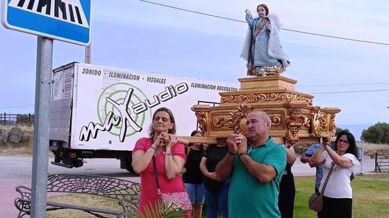 La imagen del Ángel vuelve a Valdehúncar tras ser restaurada