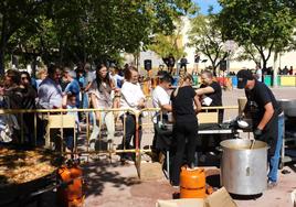 Garbanzada popular en la plaza de Las Minas