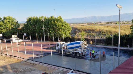 La pista polideportiva del instituto Albalat se reforma tras una larga espera