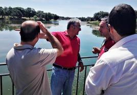 Visita a una de las balsas de agua para riego