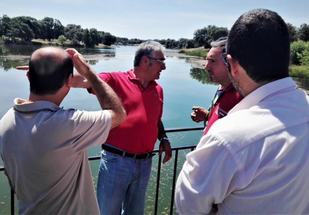 Visita a una de las balsas de agua para riego