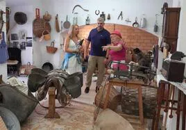 Angelines mostrando el minimuseo a una pareja de visitantes
