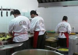 Personal de la Escuela Taller en los fogones de La Inmaculada