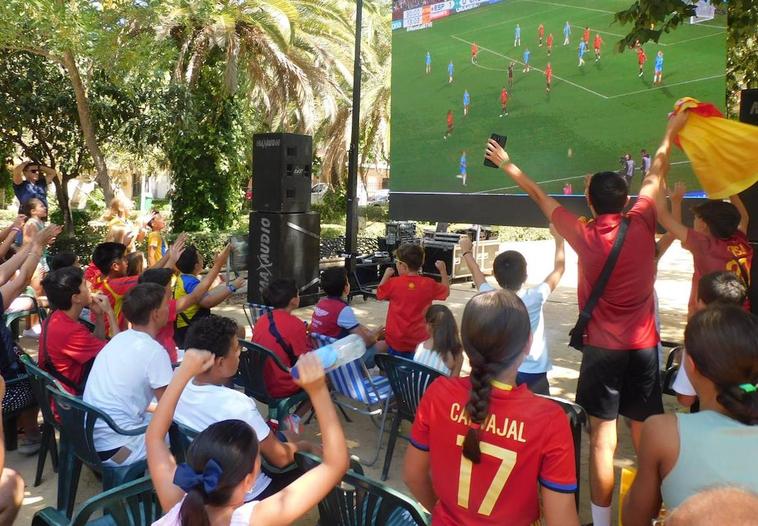 Gran ambiente en el parque para vivir la final del Mundial de fútbol femenino