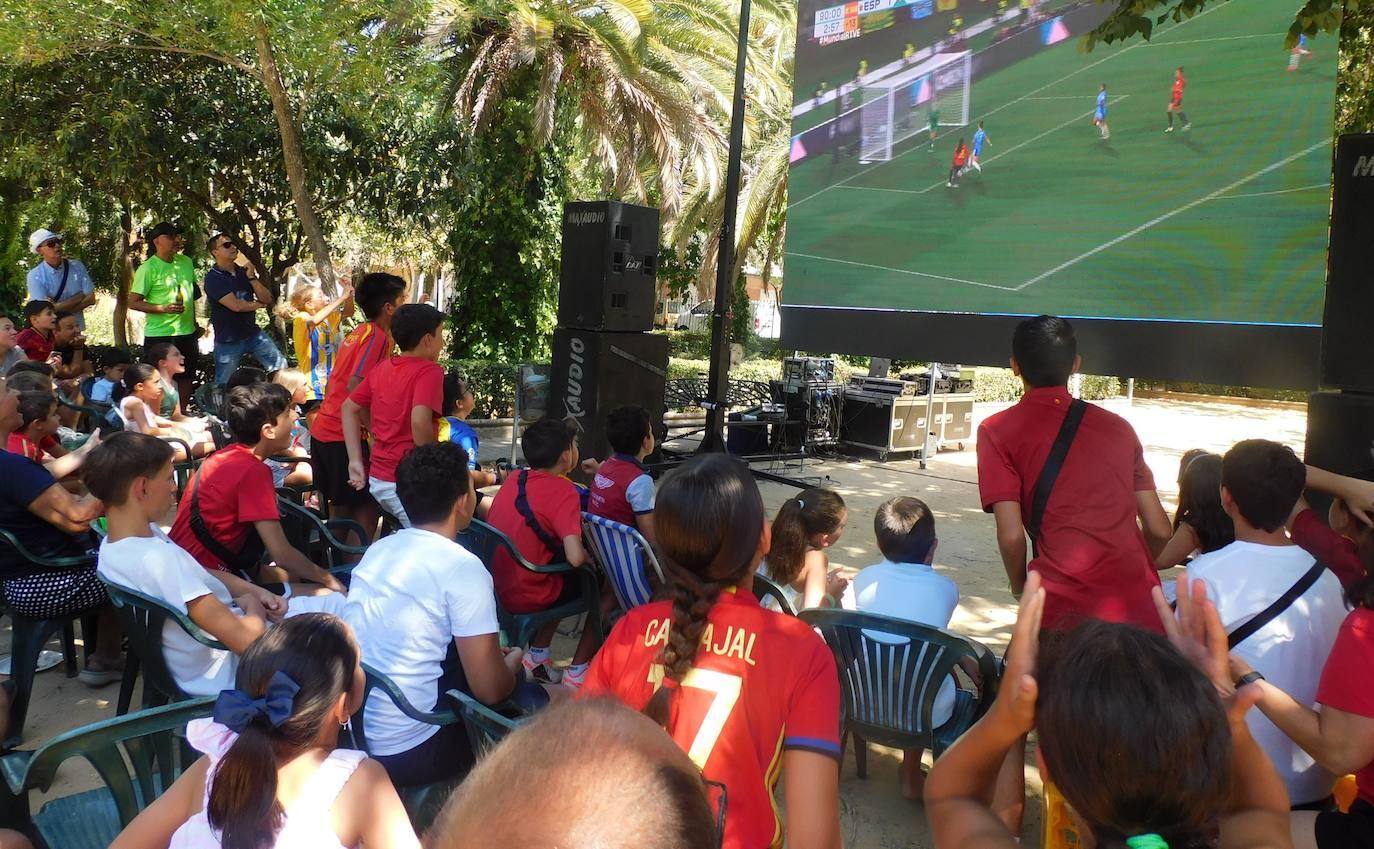 Gran ambiente en el parque para vivir la final del Mundial de fútbol femenino
