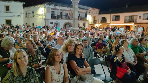 La presentación del Círculo Sagrado llena la plaza de Peraleda de la Mata