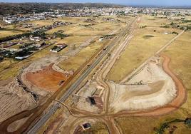 Imagen aérea de las obras del tren aproximándose al casco urbano