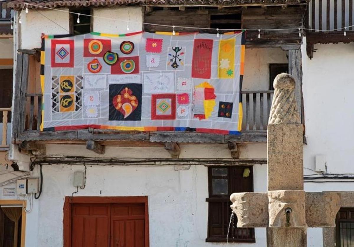 Mantel de sobremesa instalado en la plaza.