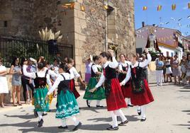 Procesión con la imagen de la virgen