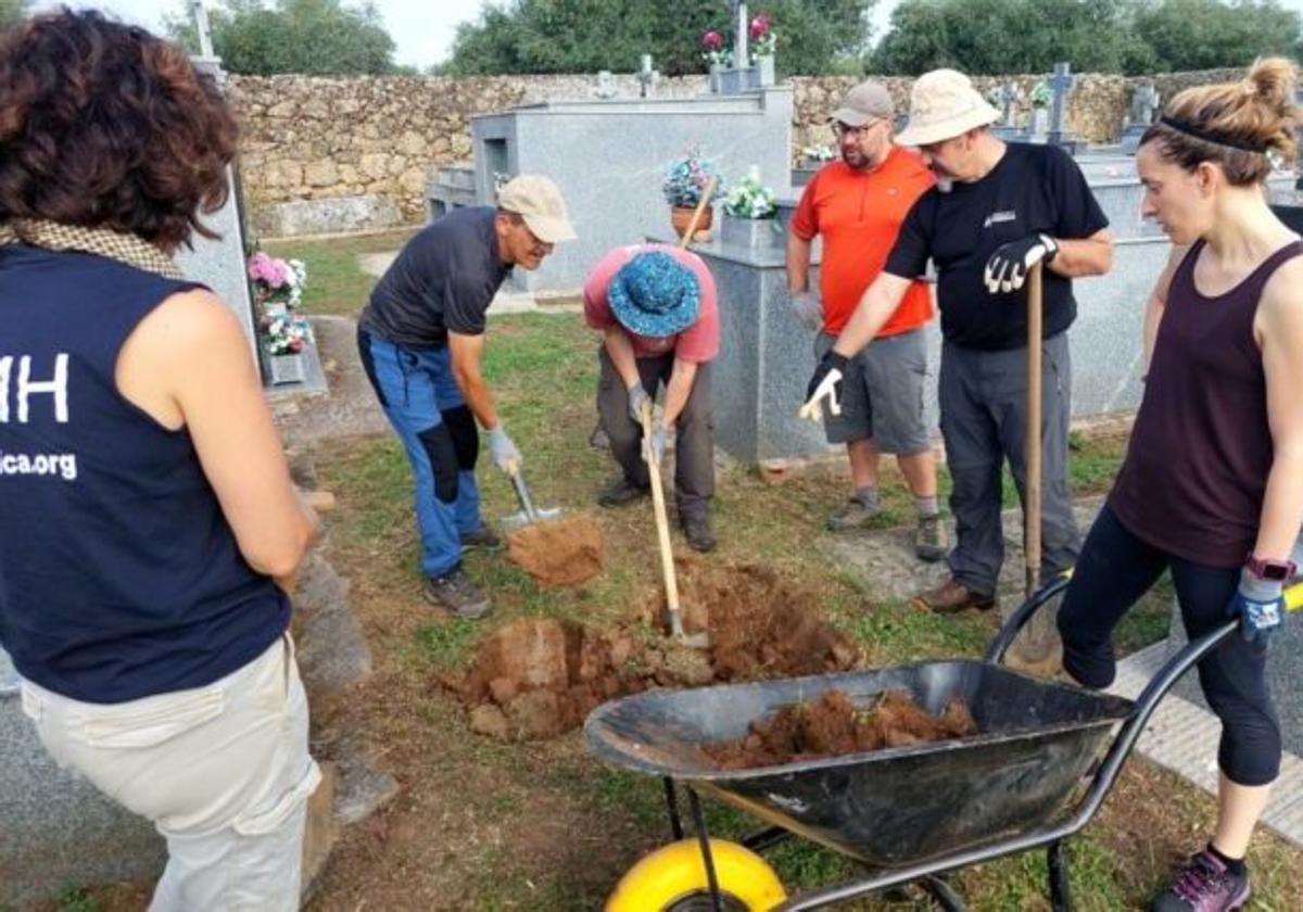 Trabajos de excavación en el cementerio de Las Casas