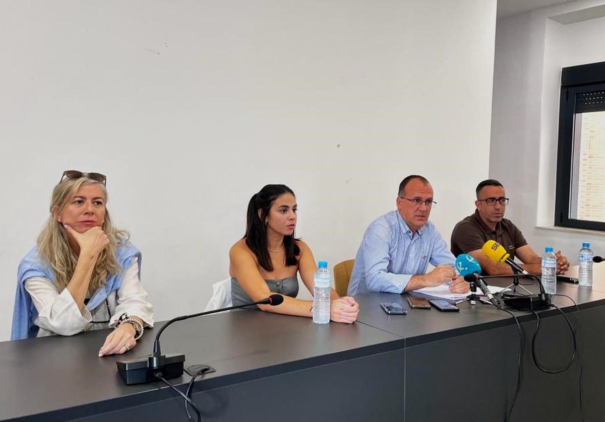 Hueso con varios integrantes de su equipo de gobierno
