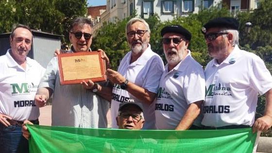 Milana Bonita homenajea al escritor Luis Landero el Día de Extremadura