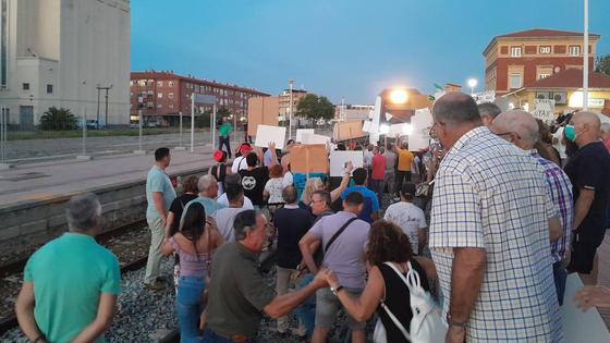 Un grupo de vecinos impide el paso del tren durante una media hora