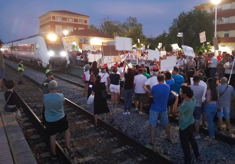 La concentración de No al Muro termina ocupando las vías