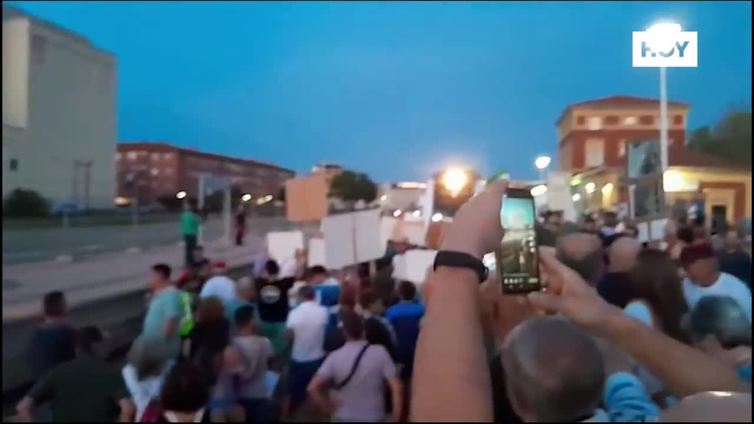 El 'No al Muro' termina ocupando las vías