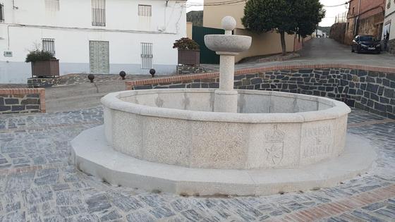 Higuera de Albalat estrena su renovada plaza del Emigrante