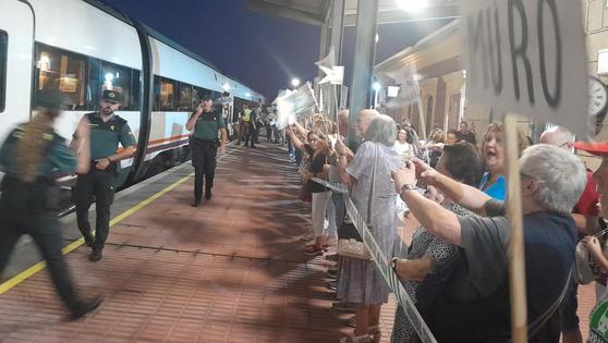 Una amplia presencia policial deja a medias la nueva acción de protesta de No al Muro