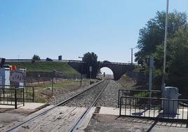 Paso a nivel del barrio de la Paz, con el puente que va a desaparecer al fondo