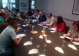 Reunión de representantes del PP en la zona