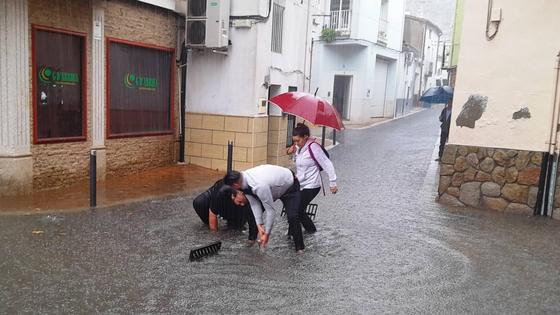 Una persistente y abundante lluvia provoca grandes acumulaciones de agua