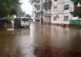 La avenida de San Isidro inundada junto al barrio de La Paz