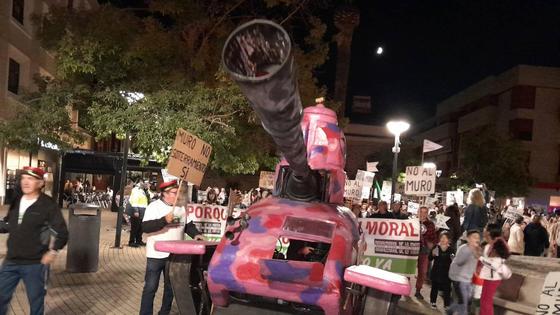 Un tanque que dispara corazones se une a la demanda del soterramiento