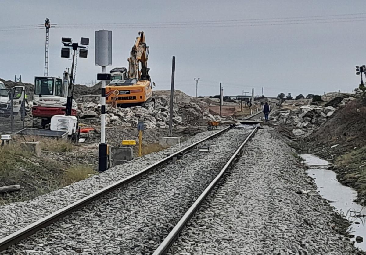 Estado de la vía en la mañana del domingo en el punto en el que se encontraba el puente