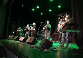 Actuación de Llares Folk en la casa de la cultura