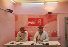 Jesús Gómez Medinabeitia y Josema Encinas en la sede local del PSOE