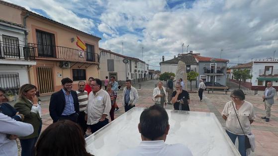 El Gordo inaugura una recreación del Dolmen de Guadalperal