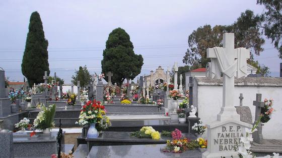 El cementerio abre estos días en horario ininterrumpido, de 09,00 h. a 18.00 h.