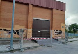 El pabellón de Navarrosa tiene nueva puerta de acceso para vehículos