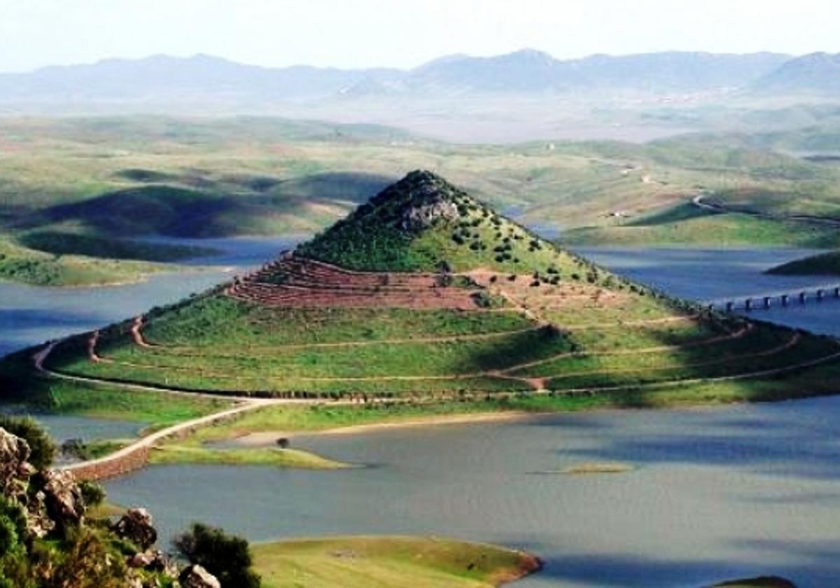 Espectacular imagen del cerro, rodeado por las aguas del embalse del Zújar