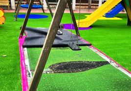Zona del parque infantil que ha sido deteriorada por un vándalo