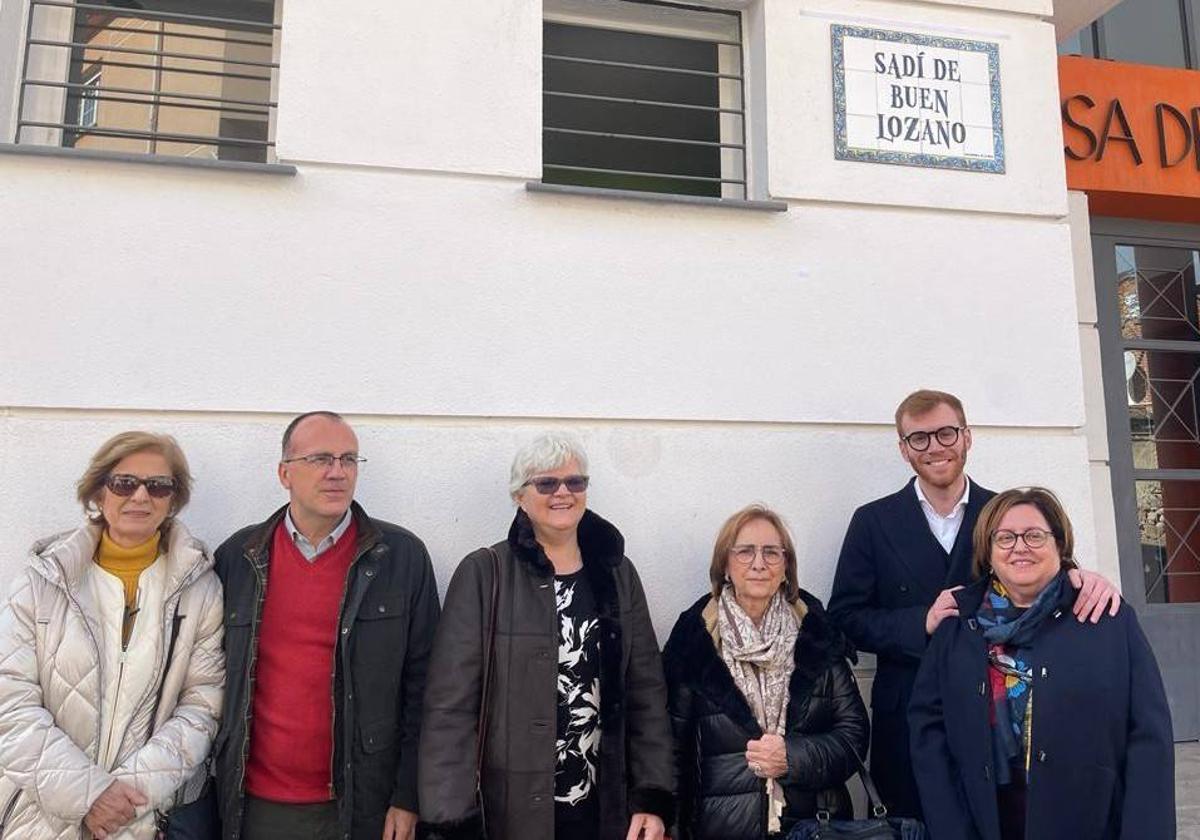 La nieta de Sadí de Buen con el alcalde y representantes de la Fundación Concha