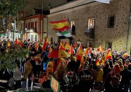 Los concentrados frente a la Casa de Comillas
