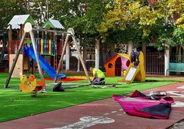 Los pintores municipales adecentan la verja y el mobiliario del parque