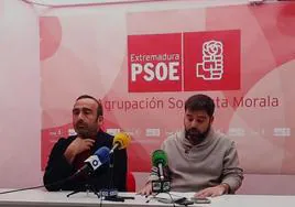 Alejandro Tanco junto a Miguel Ángel Morales en la sede local del PSOE