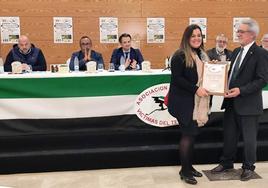 Entrega del galardón ante distintas autoridades