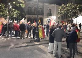 Un grupo de vecinos vuelve a salir a la calle para rechazar los pactos de Pedro Sánchez