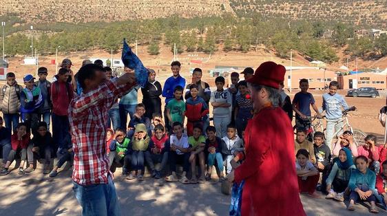 Payasos extremeños hacen reir en la zona afectada por el terremoto de Marruecos