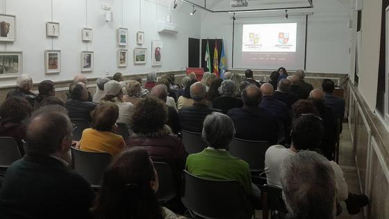 El inicio de los Coloquios llena la sala de exposiciones de la Fundación Concha